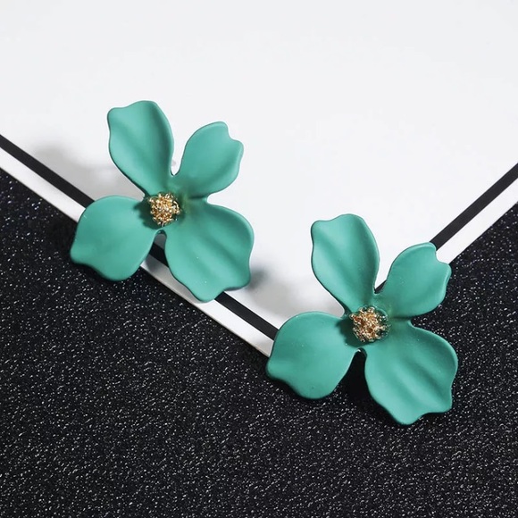 SALE “Riya” Minimalist Cute Gold Floral Stud Earring - Picture 11 of 13